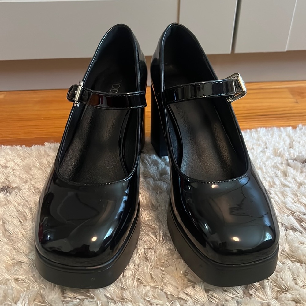 Mary Jane block heel patent leather shoes